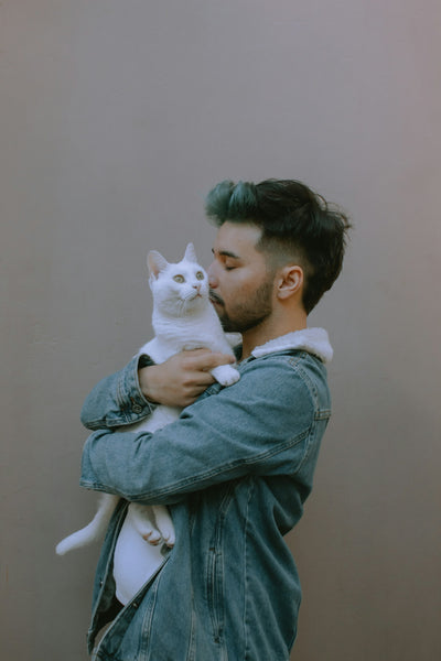 why cats smell so good